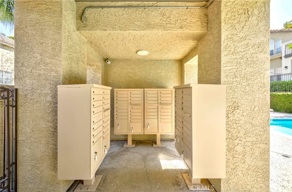 https://media.crmls.org/medias/6c5b5d66-1f5e-4bc7-a53f-83758db80cb4.jpg?preset=X-Large