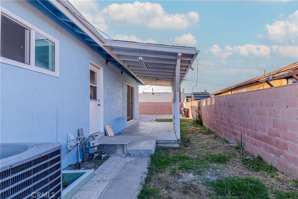 https://media.crmls.org/medias/6c60ff3a-ed34-4def-aad3-68cb9f326648.jpg?preset=X-Large