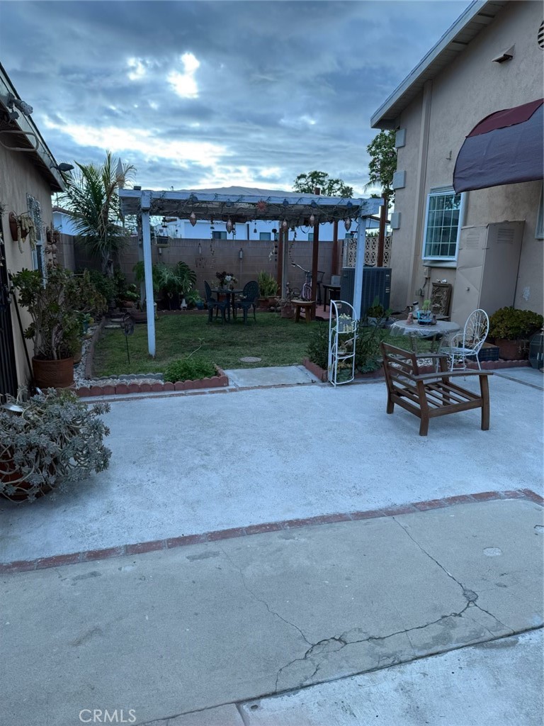 https://media.crmls.org/medias/6c61b912-dcbb-4e43-a96b-d990d55d715c.jpg?preset=X-Large