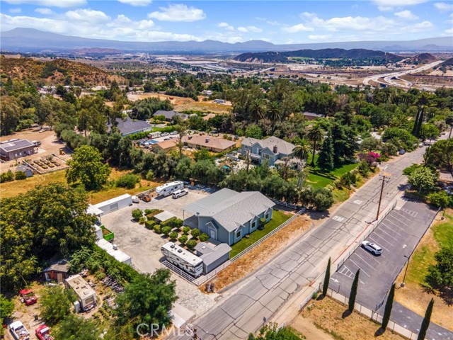 1033 Kimbark Avenue, San Bernardino CA: https://media.crmls.org/medias/6c6384c1-b6c7-4bd1-bb18-c5c7cbd953b7.jpg