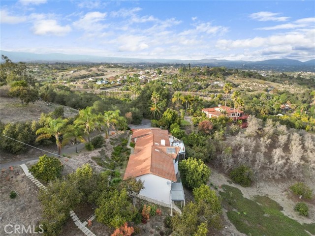 5088 San Jacinto Circle West, Fallbrook CA: https://media.crmls.org/medias/6c6412d9-54ac-4dd2-a884-5c7a0e84844e.jpg