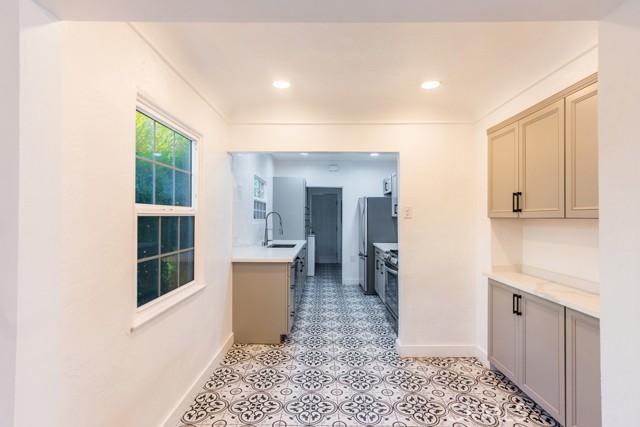 Detail Gallery Image 10 of 43 For 128 S Harper, Los Angeles,  CA 90048 - 3 Beds | 2 Baths