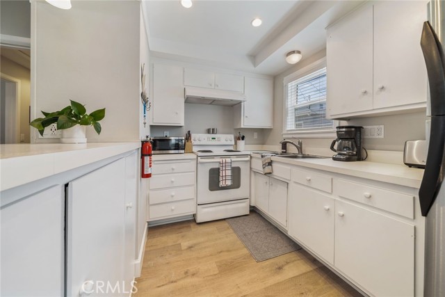 216 1/2 Agate Avenue, Newport Beach CA: https://media.crmls.org/medias/6c65d0d3-be61-457e-84ed-3e90d6f25133.jpg