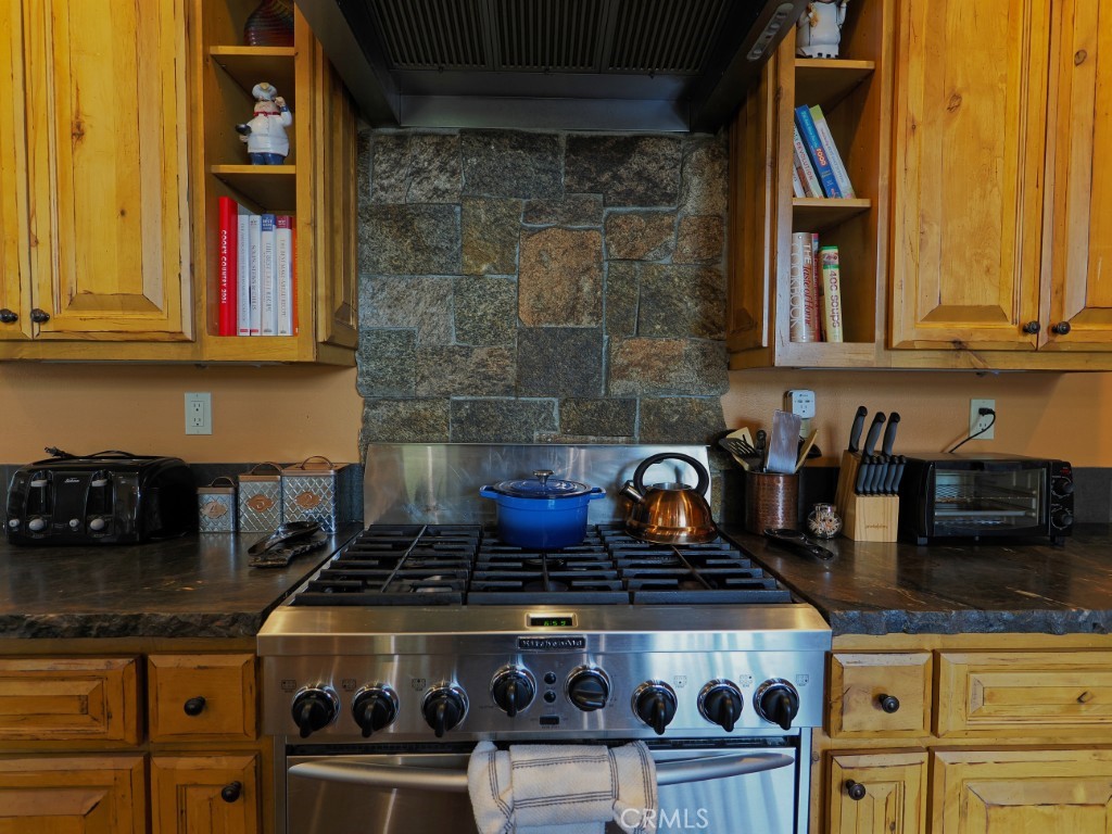 https://media.crmls.org/medias/6c6cf993-061c-4fd8-b535-a305a6bb3825.jpg?preset=X-Large
