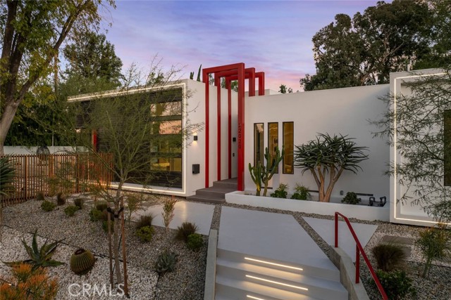 Detail Gallery Image 2 of 51 For 22020 Alizondo, Woodland Hills,  CA 91364 - 3 Beds | 3 Baths