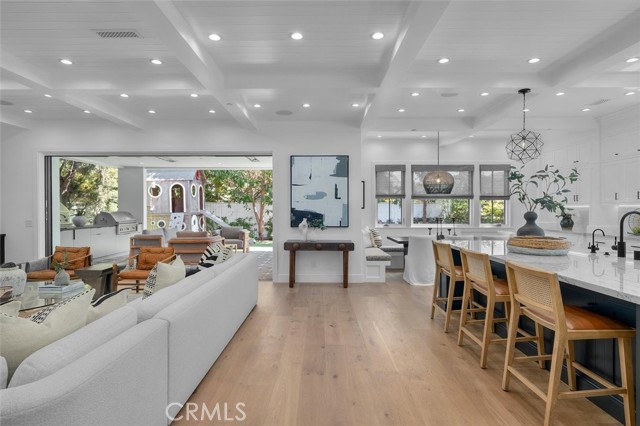 Detail Gallery Image 4 of 75 For 676 18th St, Manhattan Beach,  CA 90266 - 6 Beds | 6/2 Baths