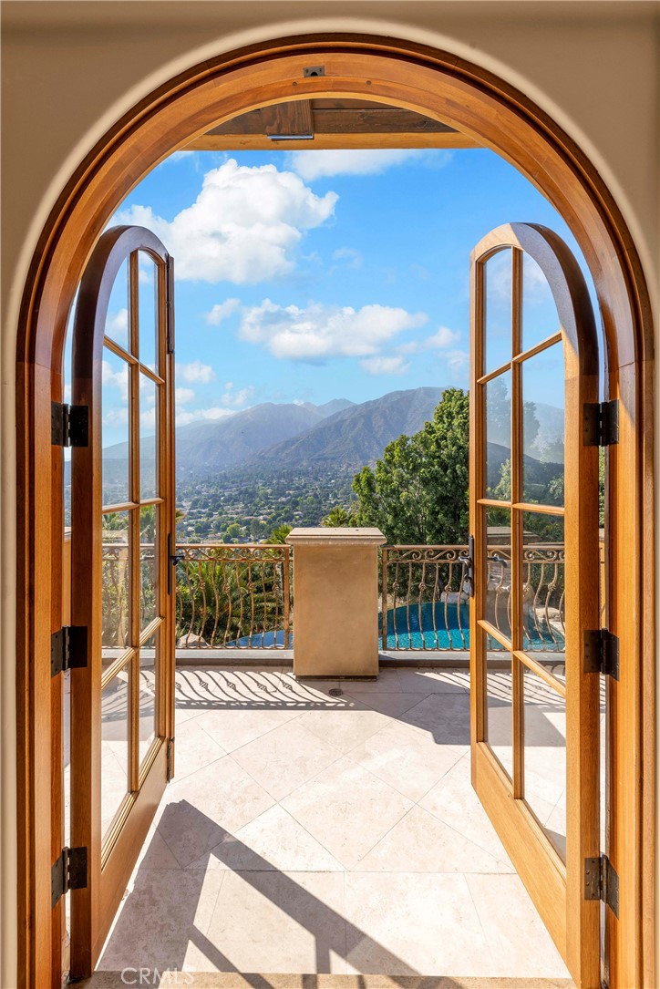 https://media.crmls.org/medias/6c7143d2-331a-4461-992e-49980d314322.jpg?preset=X-Large