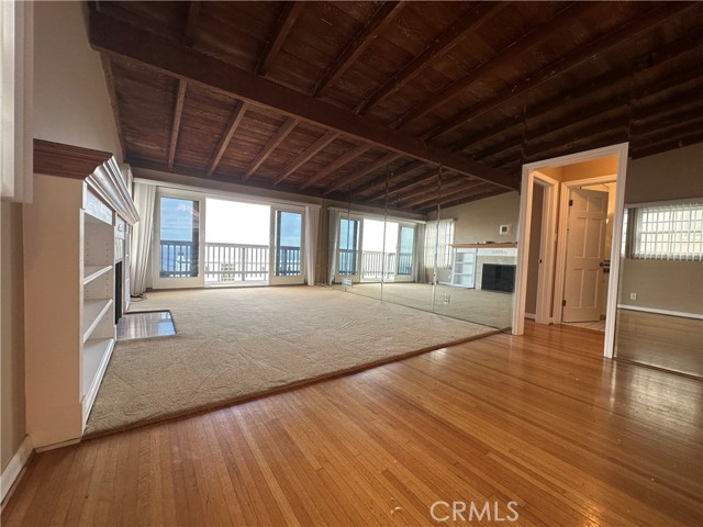 bed & bath off living area