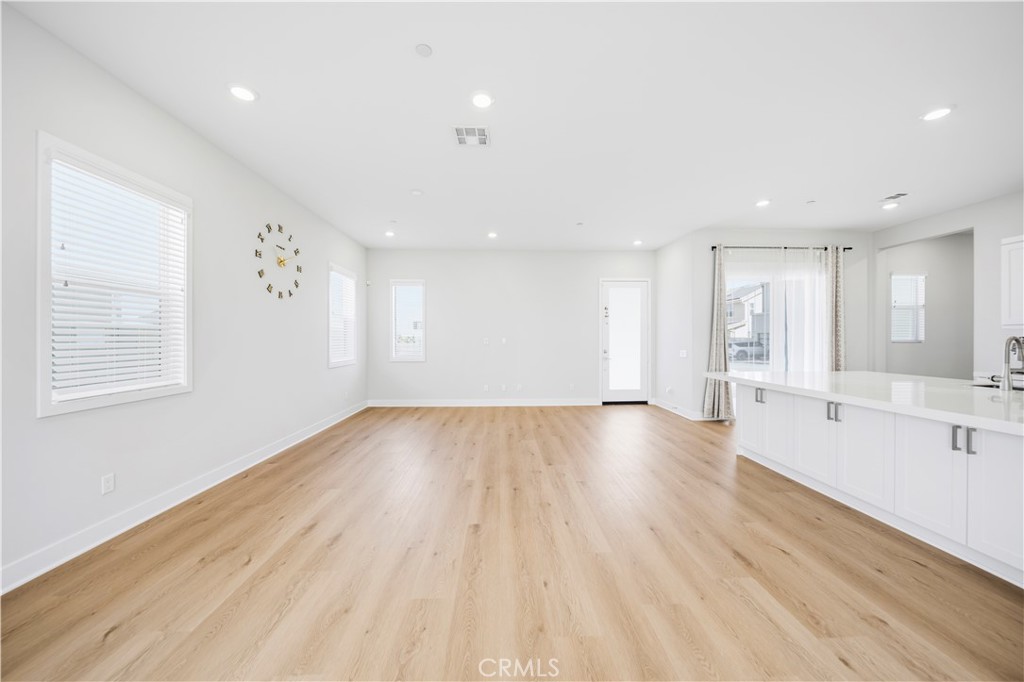 https://media.crmls.org/medias/6c79e90f-5511-4f52-9097-584920503a2d.jpg?preset=X-Large