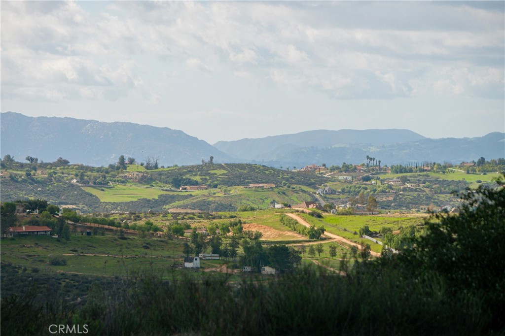 https://media.crmls.org/medias/6c7c7127-497e-4501-a840-398e1b952078.jpg?preset=X-Large