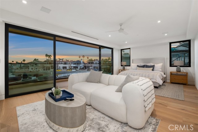 20 Balboa Coves, Newport Beach CA: https://media.crmls.org/medias/6c7d507e-50f5-4a57-a291-9f82b4894ebb.jpg