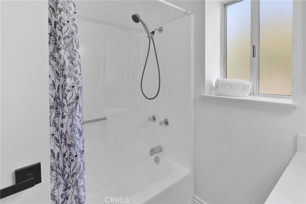 https://media.crmls.org/medias/6c810c4a-9101-4494-817e-3b7a4c88bdbc.jpg?preset=X-Large