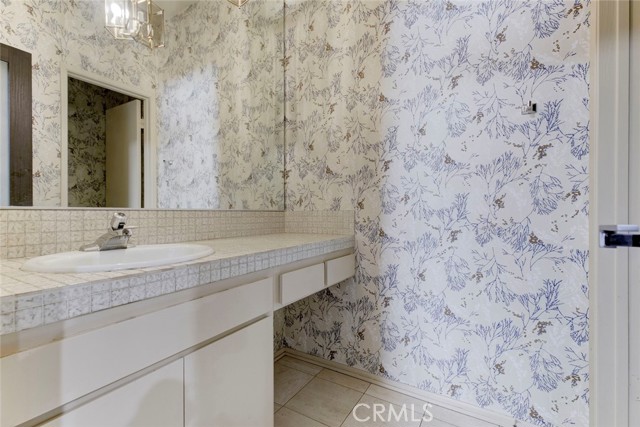 Detail Gallery Image 5 of 39 For 17522 Sherman Way #202,  Van Nuys,  CA 91406 - 2 Beds | 3 Baths