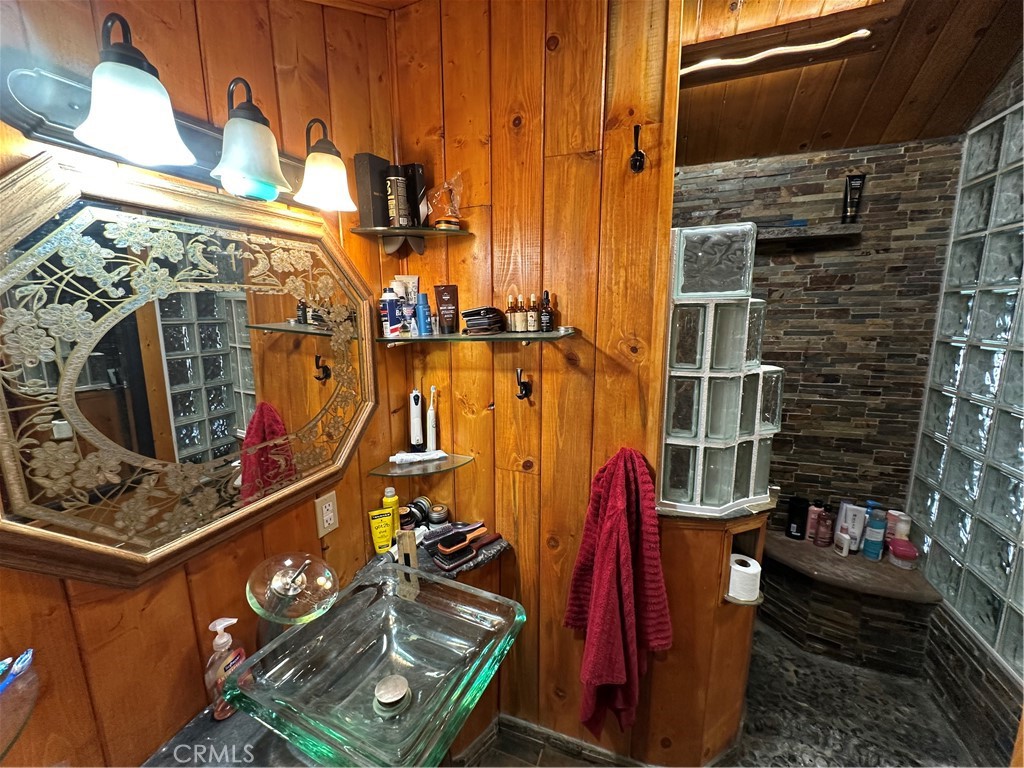 https://media.crmls.org/medias/6c84212d-61d0-47e5-8032-5168a1cae8fd.jpg?preset=X-Large