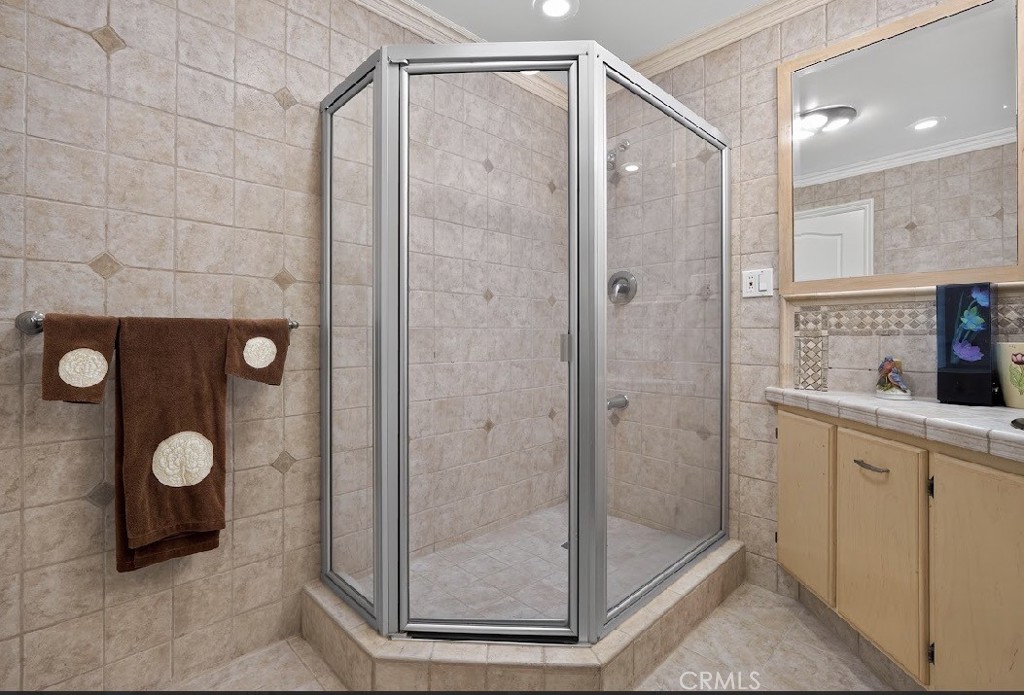 https://media.crmls.org/medias/6c863f67-f0d9-435c-9ec8-77a9704f9c72.jpg?preset=X-Large