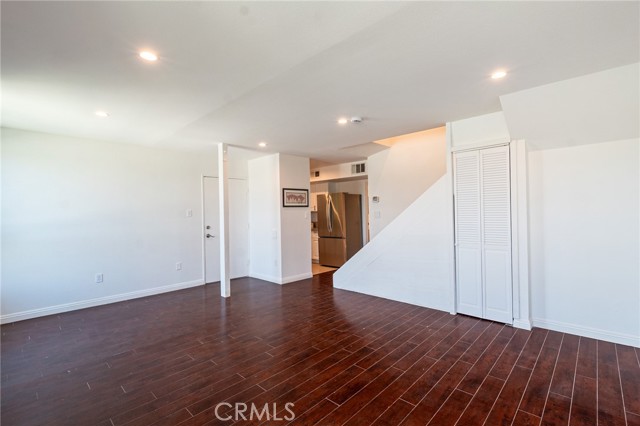 Detail Gallery Image 6 of 25 For 6155 Reseda #4,  Tarzana,  CA 91335 - 3 Beds | 2 Baths