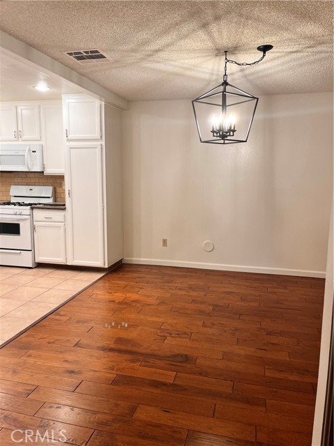 18319 Collins Street, Tarzana CA: https://media.crmls.org/medias/6c89db41-fd60-46b3-a6be-520ce414bad7.jpg