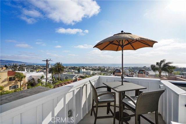 933 15th Street, Hermosa Beach, California 90254, 4 Bedrooms Bedrooms, ,5 BathroomsBathrooms,Residential,Sold,15th,SB22116239