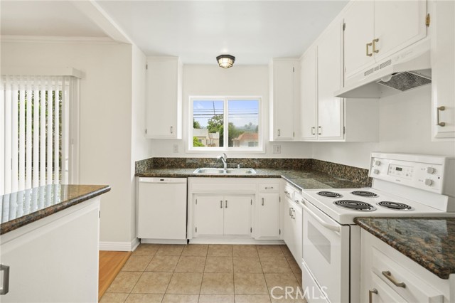 12953 Moorpark Street, Studio City CA: https://media.crmls.org/medias/6c919d36-c40e-4851-bdd0-559fa514c9db.jpg