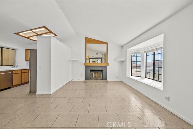 529 Hilltop, Palmdale CA: https://media.crmls.org/medias/6c99399f-7db9-467f-b374-872198f6911f.jpg