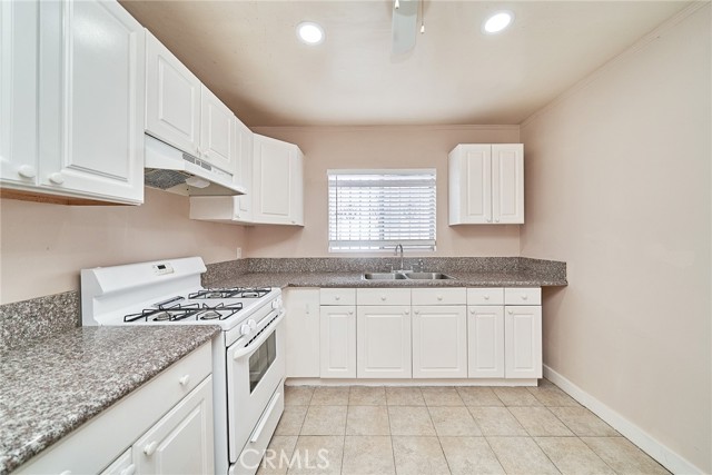 Detail Gallery Image 15 of 23 For 1329 W 37th Dr, Los Angeles,  CA 90007 - 4 Beds | 2 Baths