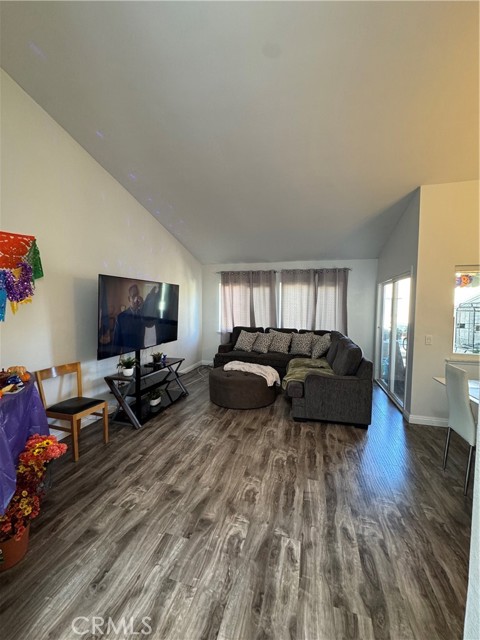 Detail Gallery Image 2 of 12 For 3932 W 5th #202,  Santa Ana,  CA 92703 - 3 Beds | 2 Baths