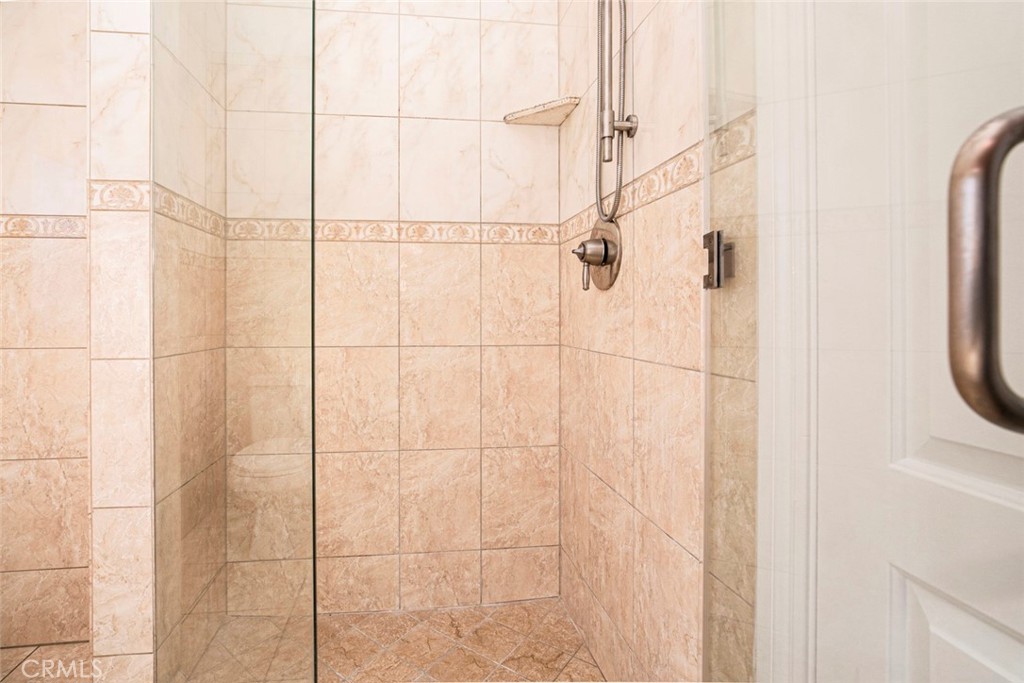 https://media.crmls.org/medias/6ca39c7d-0bfe-446d-8ab8-2949aa28e27c.jpg?preset=X-Large