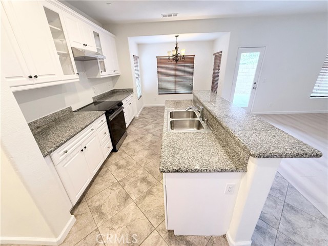 Detail Gallery Image 6 of 26 For 1315 Castledale St, Riverside,  CA 92501 - 5 Beds | 3 Baths