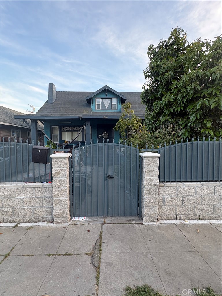 1046 W 49th