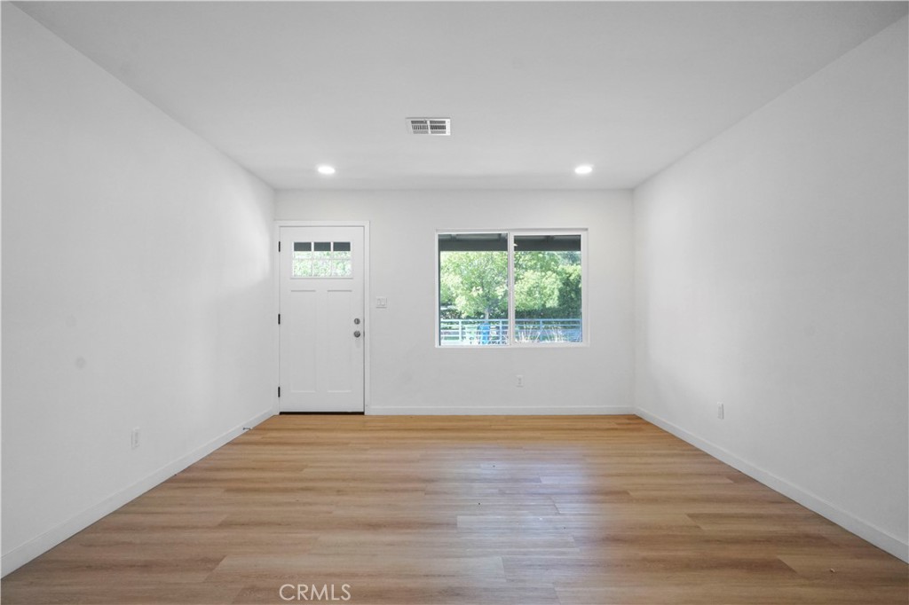 https://media.crmls.org/medias/6ca81c4f-2cac-4b86-b832-eb5a5d1e6471.jpg?preset=X-Large