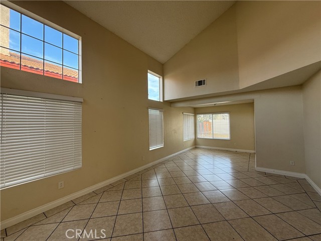 Detail Gallery Image 5 of 61 For 927 Dolphin Dr, Perris,  CA 92571 - 4 Beds | 2/1 Baths