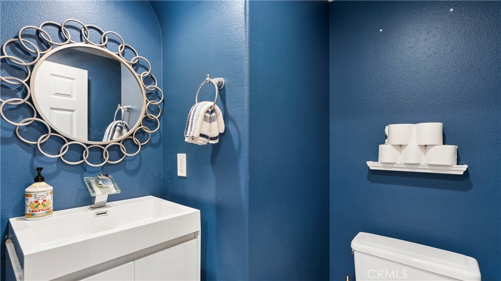 https://media.crmls.org/medias/6caa79ad-ff30-448e-9820-5b26d4f41863.jpg?preset=X-Large