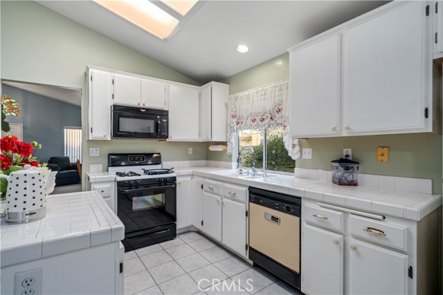 Detail Gallery Image 12 of 45 For 39764 Milan Dr, Palmdale,  CA 93551 - 4 Beds | 2 Baths