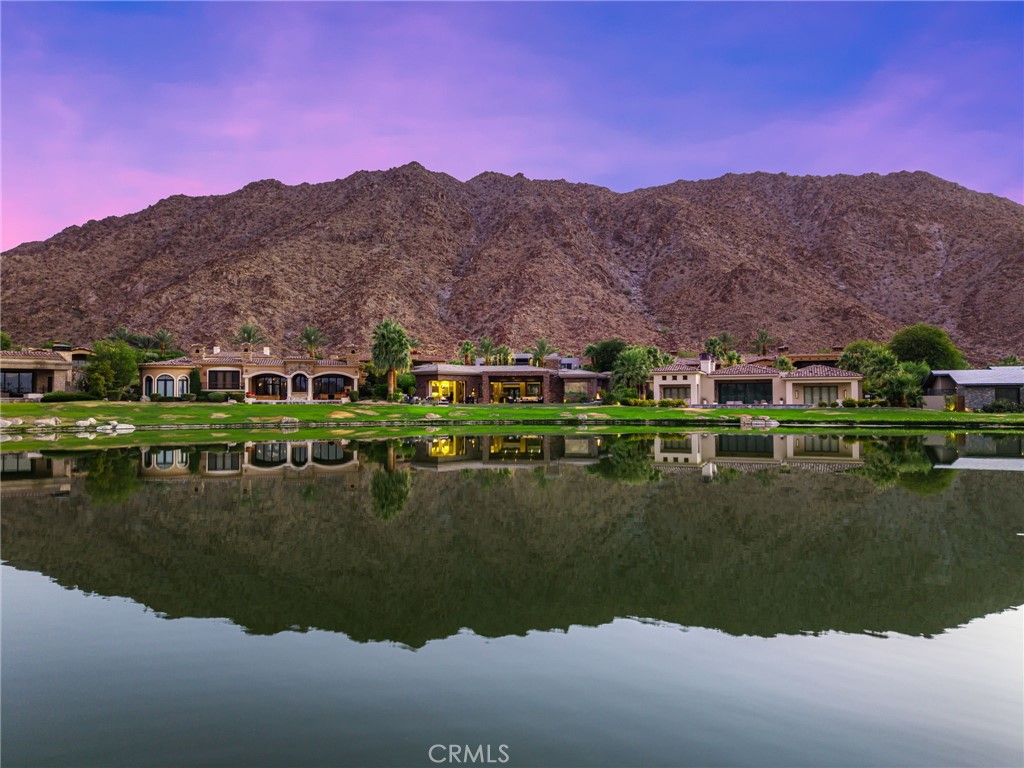 https://media.crmls.org/medias/6cb27338-38d5-4bb6-abd5-fa52842acfc0.jpg?preset=X-Large