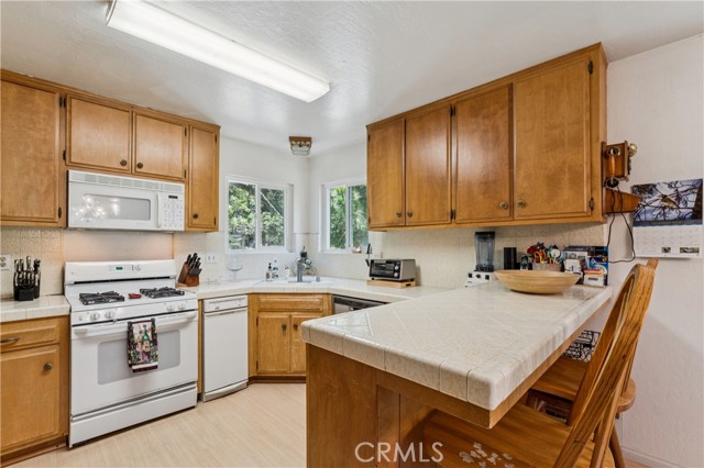 582 Grass Valley Ct, Lake Arrowhead, CA 92352 photo 2