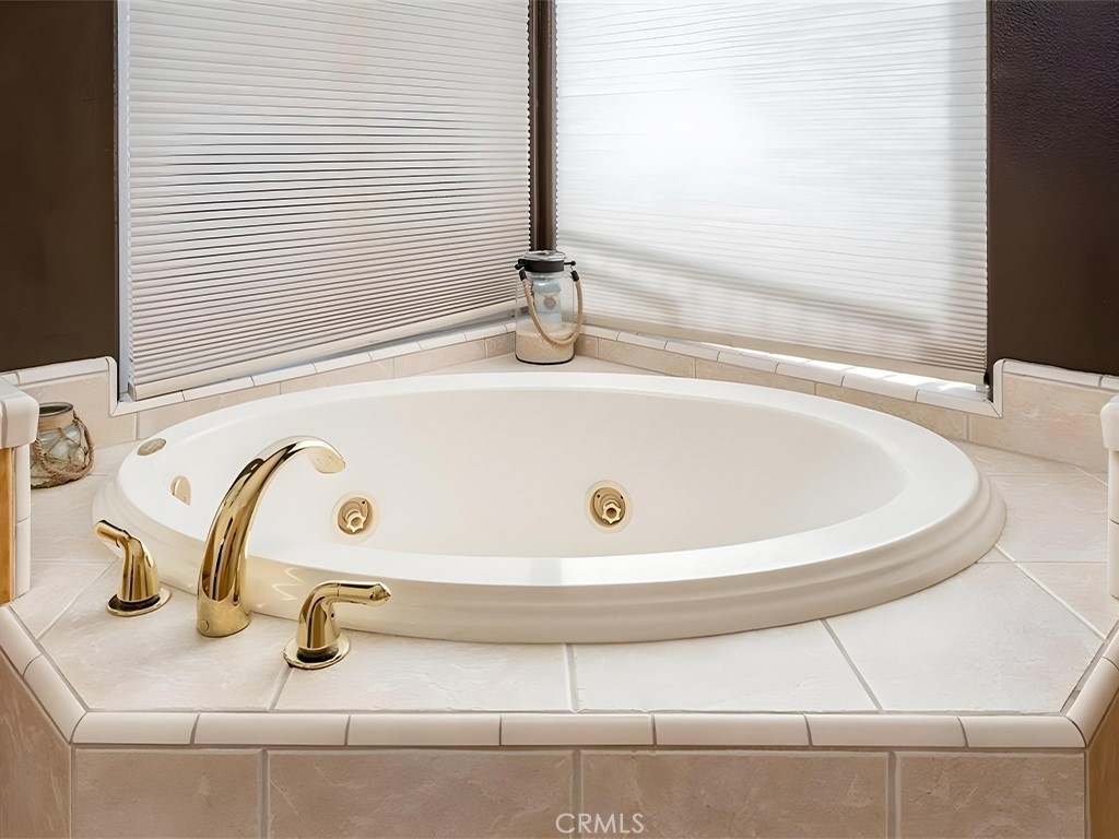 https://media.crmls.org/medias/6cb33609-d474-4c80-8512-b3e1b6dbd975.jpg?preset=X-Large