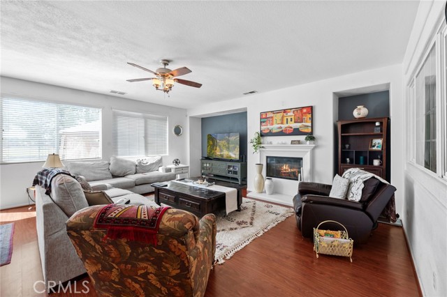 29268 Meandering Circle, Menifee CA: https://media.crmls.org/medias/6cb44697-5543-4156-82e3-95aa33fc8b2f.jpg