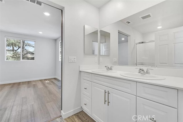 Detail Gallery Image 7 of 20 For 14700 Sherman, Van Nuys,  CA 91405 - 4 Beds | 3/1 Baths