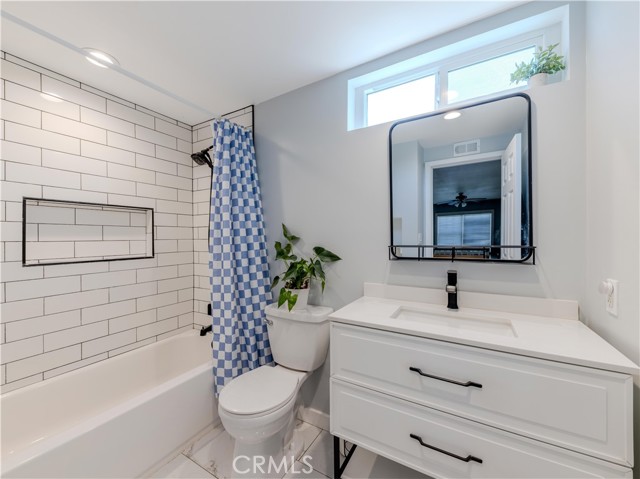 Detail Gallery Image 15 of 22 For 23209 via Barra, Valencia,  CA 91355 - 4 Beds | 3 Baths