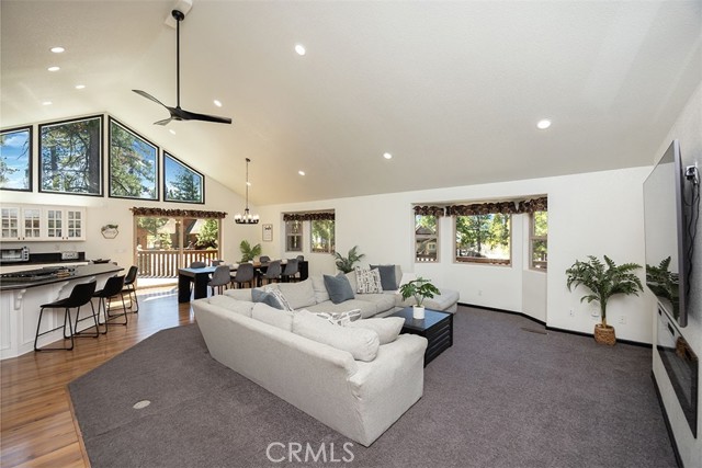 39607 Forest Road, Big Bear Lake CA: https://media.crmls.org/medias/6cb84cf6-b648-4e71-b2a9-4c8dfbf8c357.jpg