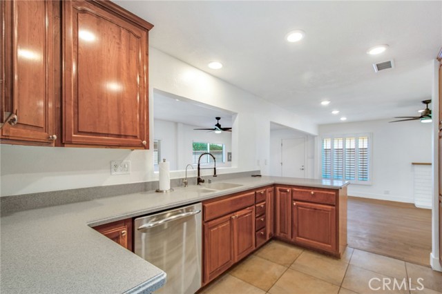 Detail Gallery Image 6 of 28 For 2718 S Griset Pl, Santa Ana,  CA 92704 - 4 Beds | 2/1 Baths