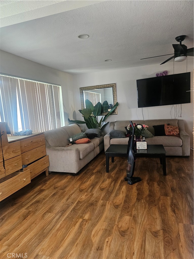 https://media.crmls.org/medias/6cc15a87-0a50-48a0-9ed7-be0280aa2756.jpg?preset=X-Large