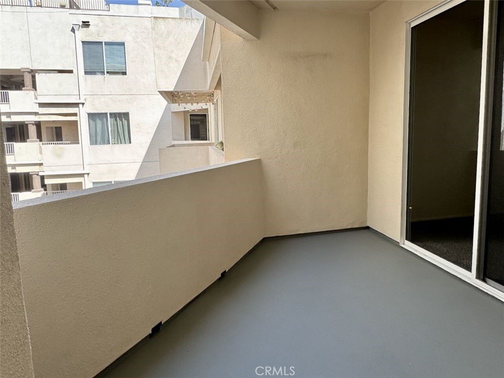 https://media.crmls.org/medias/6cc4303a-e70d-4762-a02a-7e922954f423.jpg?preset=X-Large
