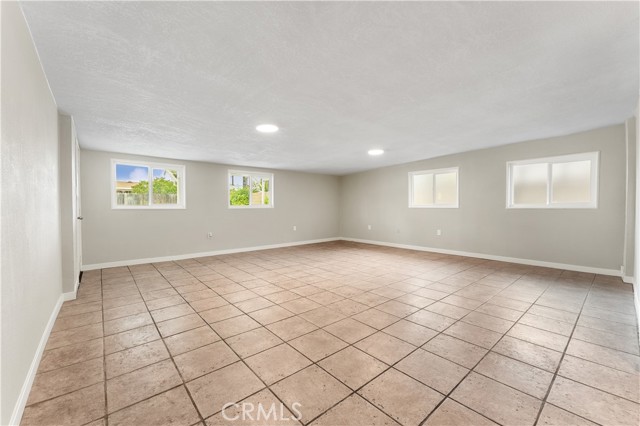 Detail Gallery Image 12 of 25 For 17556 Pinedale Ave, Fontana,  CA 92335 - 3 Beds | 1/1 Baths