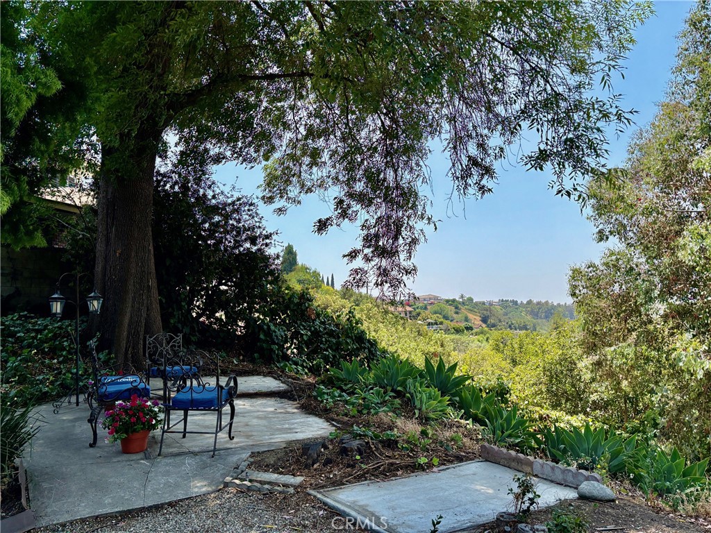 https://media.crmls.org/medias/6cc8f0dd-7398-4634-b75f-297ed098d5e6.jpg?preset=X-Large