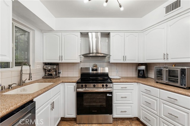 Detail Gallery Image 14 of 38 For 3505 Kennedy, Bakersfield,  CA 93309 - 4 Beds | 3 Baths