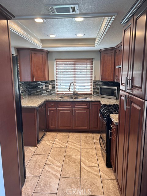 16045 Jackson Drive, Fontana CA: https://media.crmls.org/medias/6cccfb97-1ac9-48c0-8bcf-d8ded282c369.jpg