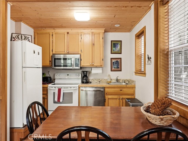 Detail Gallery Image 12 of 24 For 7739 Black Pine, Fish Camp,  CA 93623 - 1 Beds | 1 Baths