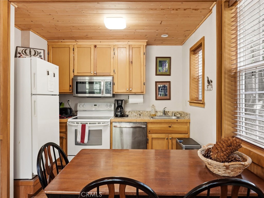 https://media.crmls.org/medias/6ccd1eaa-1490-4706-b91e-cc5a98b3257c.jpg?preset=X-Large