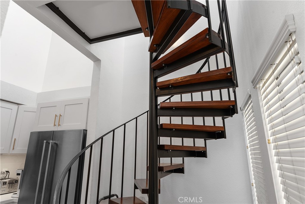 https://media.crmls.org/medias/6cce769f-ca4d-4a56-93b6-235bcb5f5fda.jpg?preset=X-Large